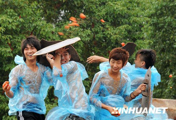 長沙上演“西紅柿大戰”[組圖]