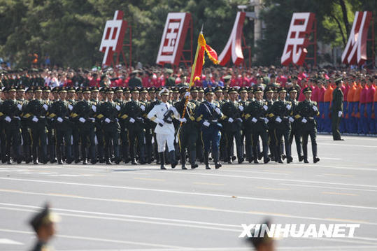 三軍儀仗隊率先接受檢閱