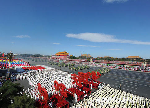 30個裝備方隊接受檢閱