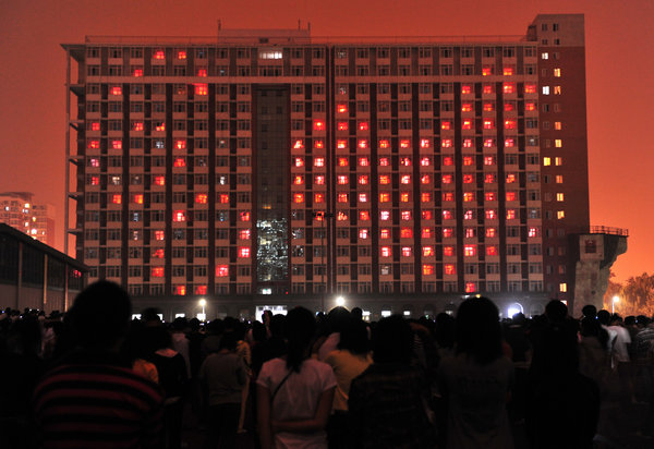 京高校宿舍亮燈拼出“祝福祖國生日快樂”