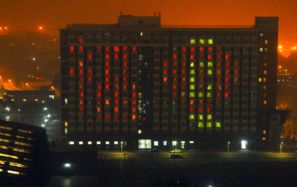 京高校宿舍亮燈拼出“祝福祖國生日快樂”