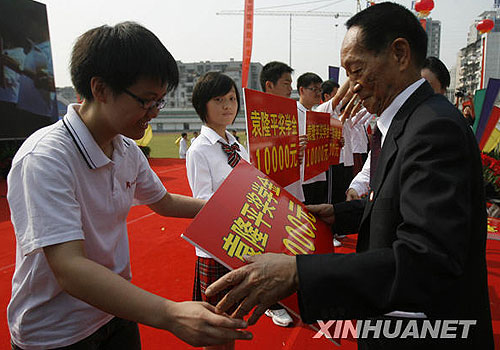 袁隆平談身價(jià)千億說法：用財(cái)富衡量科學(xué)家太低級(jí)