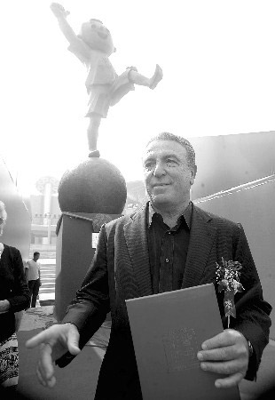 意大利雕塑家捐贈“泰山童子”雕塑