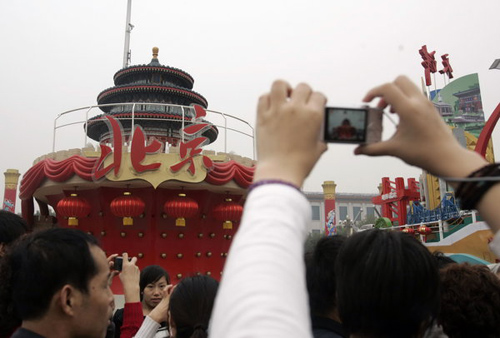 北京數萬人天安門廣場冒雨告別彩車