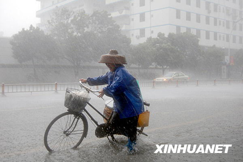熱帶風暴“芭瑪”12日9時50分在海南萬寧龍滾登陸[圖]
