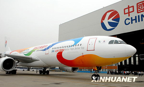 東航“世博志愿者號”彩繪飛機亮相[組圖]