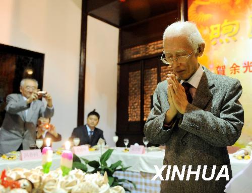 余光中南京再詠《鄉(xiāng)愁》：今天我跟大陸在一起了