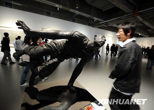 中國(guó)體育美術(shù)作品展在濟(jì)南開(kāi)幕[組圖]