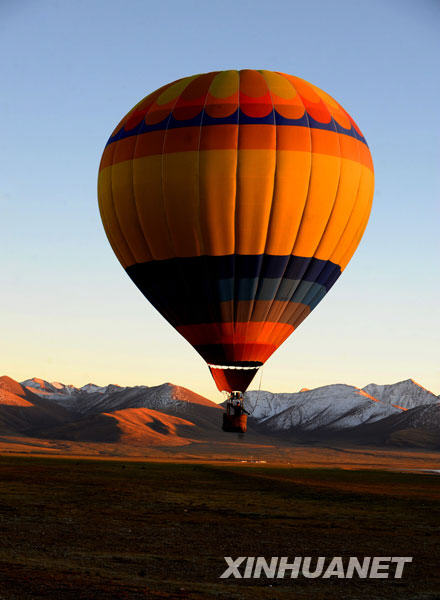 納木錯(cuò)和念青唐古拉山
