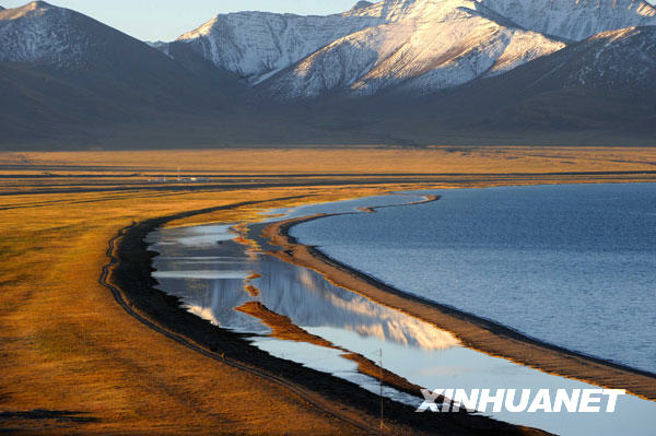 納木錯(cuò)和念青唐古拉山