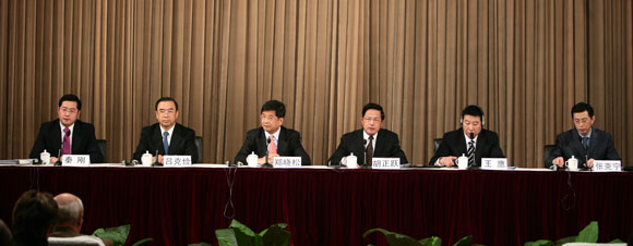 外交部就溫家寶總理出席東亞領導人系列會議舉行中外媒體吹風會