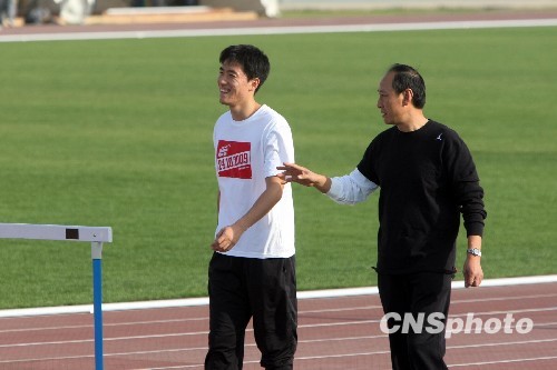 劉翔亮相訓(xùn)練場 輕松備戰(zhàn)全運會