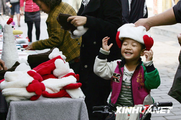 北京南鑼鼓巷敲響胡同節鑼鼓