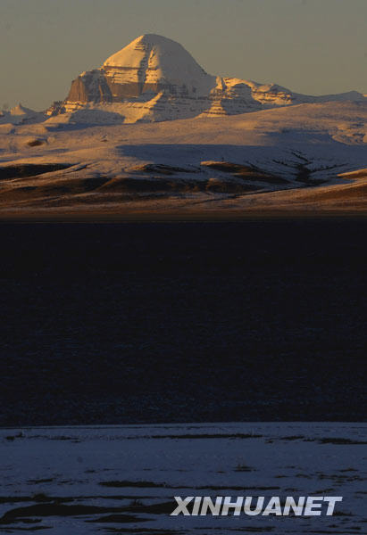 西藏阿里的神山圣湖