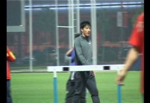 全運會花絮：劉翔熱身時遭陌生男子“熊抱”(組圖)