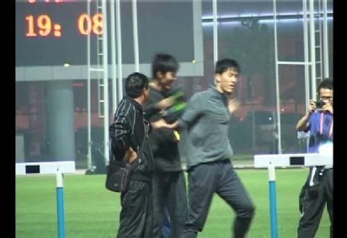 全運會花絮：劉翔熱身時遭陌生男子“熊抱”(組圖)