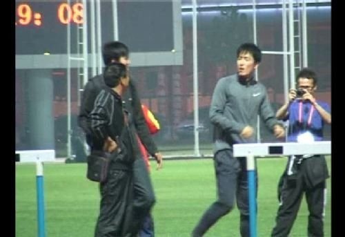 全運會花絮：劉翔熱身時遭陌生男子“熊抱”(組圖)