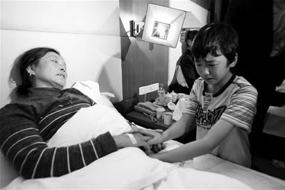 大學(xué)生救人獻身續(xù)：獲救少年跪謝恩人父母(圖)