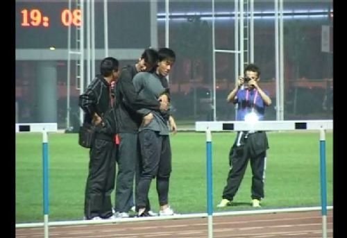 全運會花絮：劉翔熱身時遭陌生男子“熊抱”
