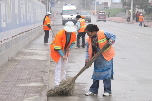 汶川環(huán)衛(wèi)工人過節(jié)“裝扮”汶川