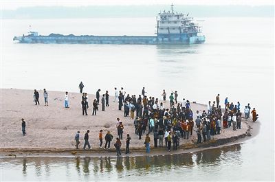 湖北荊州今日上午將為犧牲大學生舉行追悼會