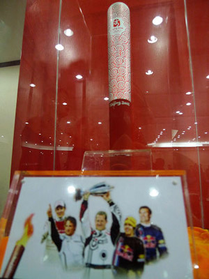 恒源祥企業(yè)代表23萬拍得坐舒馬赫副駕同車競技權(quán)