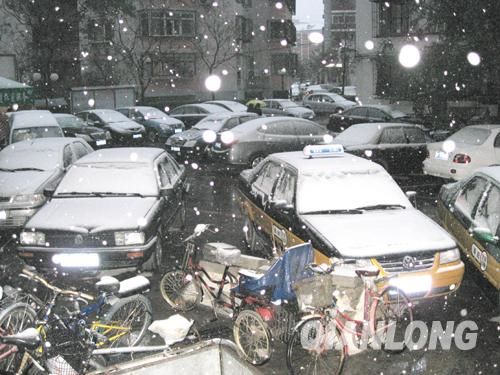 京城迎來今年第一場降雪 城區氣溫驟降(圖)