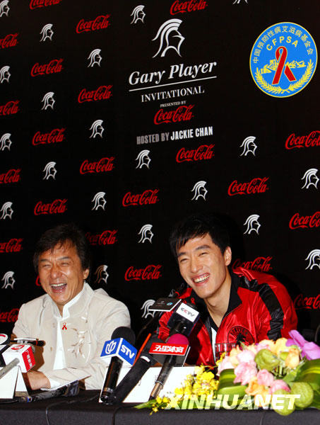 劉翔牽手成龍獻愛心