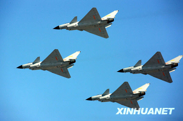 慶祝空軍成立60周年飛行和跳傘表演舉行首次預演