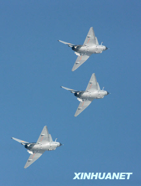 慶祝空軍成立60周年飛行和跳傘表演舉行首次預演