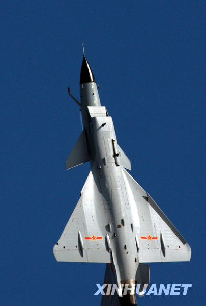 慶祝空軍成立60周年飛行和跳傘表演舉行首次預演