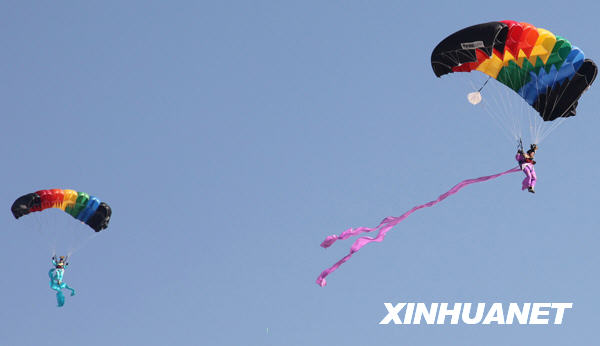 慶祝空軍成立60周年飛行和跳傘表演舉行首次預演