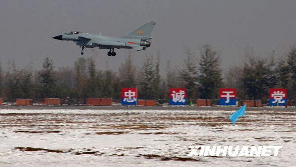 慶祝空軍成立60周年飛行和跳傘表演舉行首次預(yù)演