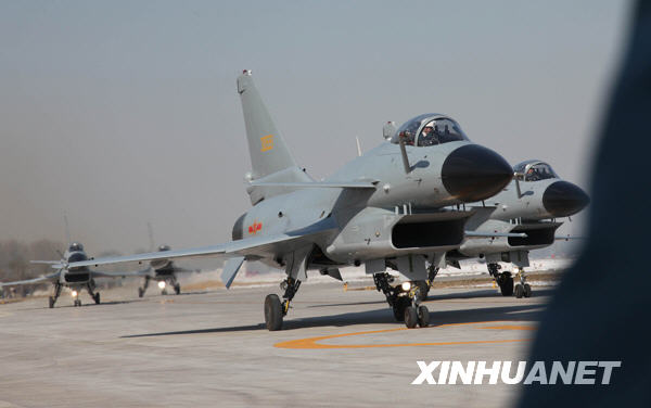 慶祝空軍成立60周年飛行和跳傘表演舉行首次預(yù)演