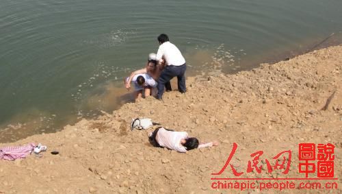 江西南康副局長跳河救落水女子受好評