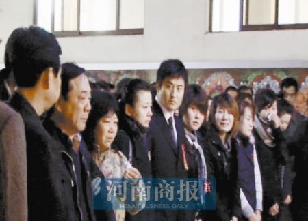 新郎與逝去新娘在殯儀館內(nèi)舉行結(jié)婚典禮(圖)