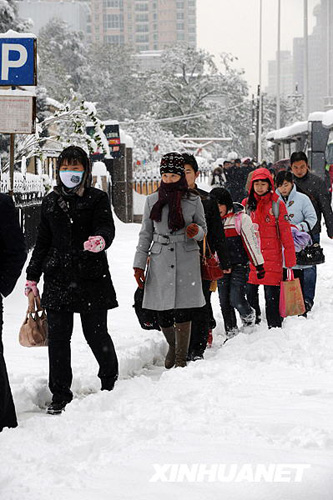 河南鄭州：雪天路難行