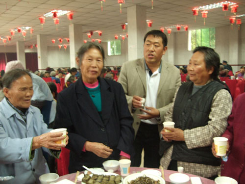 甘當1000個老人的兒子 1000個娃的爹