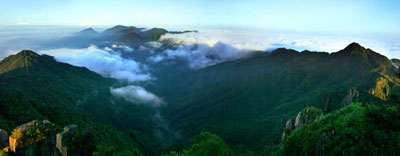 一輪宜春月，共攜情之旅