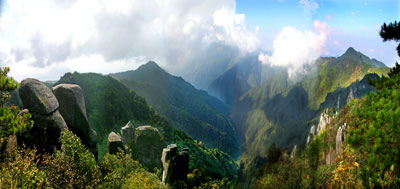 一輪宜春月，共攜情之旅