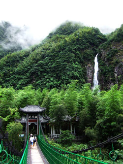 一輪宜春月，共攜情之旅