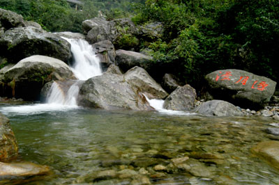 一輪宜春月，共攜情之旅