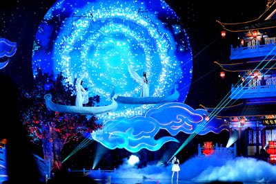 一輪宜春月，共攜情之旅