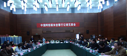 莫以宜春遠，江山多勝游