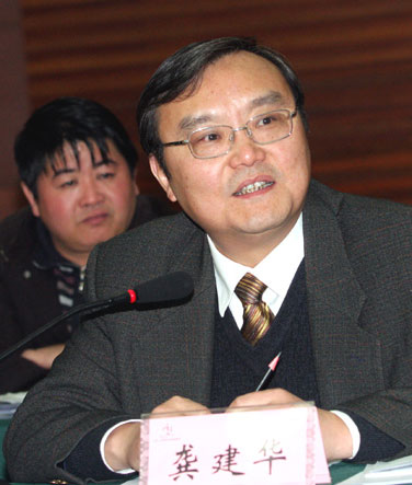 莫以宜春遠，江山多勝游