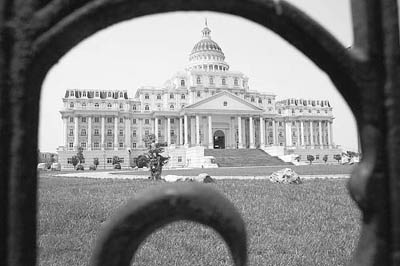 阜陽(yáng)“白宮”書記受審?fù)品兄缚? style=