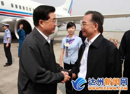 胡錦濤溫家寶握手雕塑將入汶川地震博物館(圖)