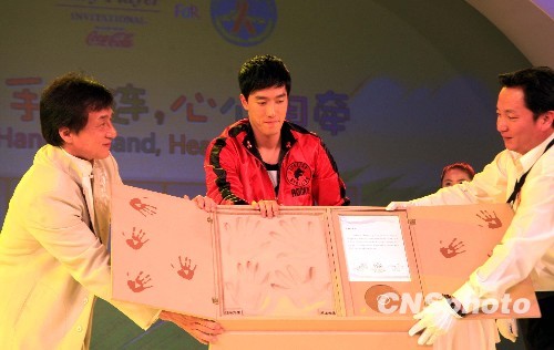 成龍、劉翔合唱為中國艾滋孤兒籌善款