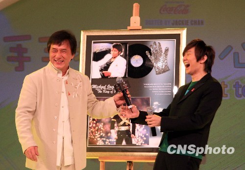 成龍、劉翔合唱為中國艾滋孤兒籌善款