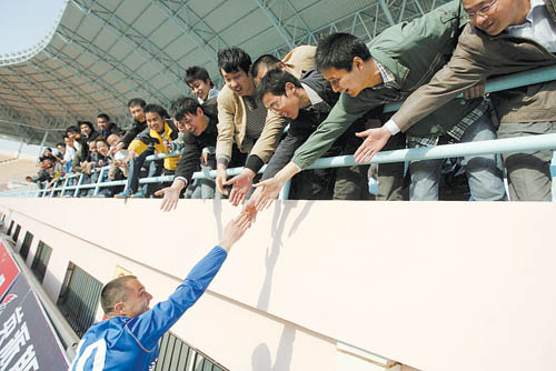 川足球員稱兩名隊(duì)友打假球被開(kāi)除 后悔當(dāng)初練足球